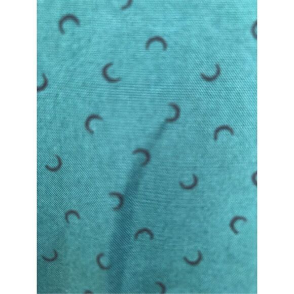 Levi’s Women's Size Extra Small (ES) Button Shirt Green with Black Moon Shapes - Picture 4 of 6